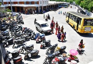 புதிய பஸ் ஸ்டாண்டில் பார்க்கிங் இல்லாமல் நகராட்சிக்கு.﻿ வருவாய் இழப்பு   கண்டபடி நிறுத்தப்படும் டூவீலர்களால் பயணிகள் பாதிப்பு