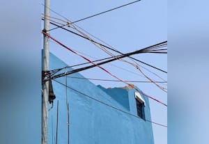  விடிய விடிய மின் தடையால் தவித்த மக்கள் மின் சாதன பொருட்கள் வெடித்து சிதறியதால் பீதி