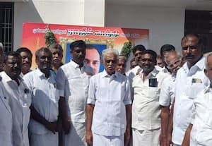  திறக்கப்படாத காங்., அலுவலகம் வெளியே அஞ்சலி செலுத்திய நிர்வாகிகள்