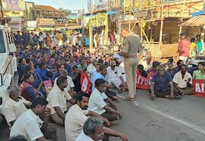 துாய்மை பணியாளர்கள் காரைக்குடியில் மறியல்
