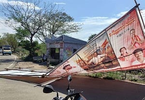  ரோட்டில் சரிந்த த.வெ.க., பேனர்
