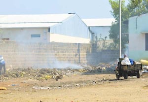 தினசரி சந்தையில் குப்பைக்கு தீ புகை மூட்டத்தால் மக்கள் அவதி