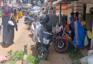  நடைபாதையில் நிறுத்தப்படும் வாகனங்கள் கூடலுார் நகரில் மக்கள் அவதி