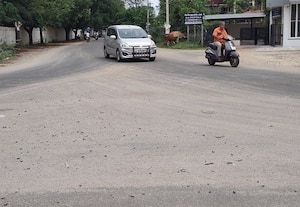  விபத்துக்கு வழிவகுக்கும் ரோட்டோர மணல் குவியல்