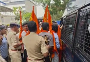  மது பங்காரப்பாவுக்கு எதிராக போராட்டம் விஸ்வ ஹிந்து பரிஷத் அமைப்பினர் கைது