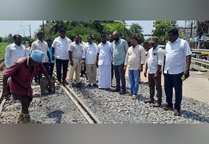  ரயில்வே கேட் சாலை சேதம் சீரமைக்க எம்.எல்.ஏ., நடவடிக்கை