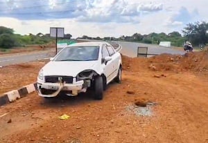  மேலுார் நான்கு வழிச்சாலை பணியில் எச்சரிக்கை போர்டு இல்லாததால் விபத்து