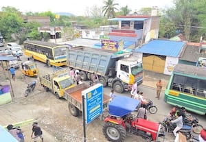  மூன்று நாட்களாக மின்சாரம் துண்டிப்பு கொதிப்படைந்த மக்கள் சாலை மறியல்