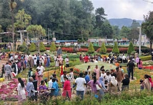  கொடைக்கானலில் குவிந்த பயணிகள் 2 மணி நேரம் போக்குவரத்து நெரிசல்