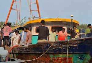  விசைப்படகில் திடீர் தீ விபத்து ரூ. 5 லட்சம் பொருட்கள் சேதம்