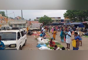  வாரச்சந்தையால் போக்குவரத்து பாதிப்பு