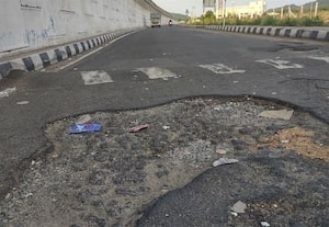  சீரமைத்த சில நாட்களிலே உருமாறும் சர்வீஸ் ரோடு