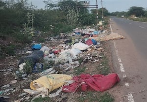  பள்ளி அருகே கோழி கழிவு துர்நாற்றத்தால் தவிப்பு