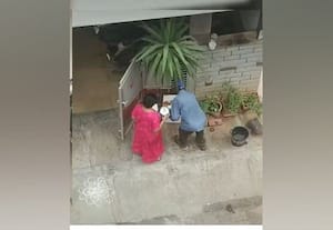  துப்புரவாளர்களுக்கு உணவளிக்கும் பெண்!
