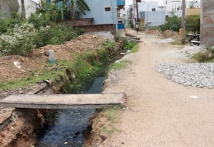  மழைநீர் கால்வாய் அமைப்பதில் அலட்சியம் மர்ம காய்ச்சலால் பெண் பாதிப்பு