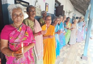  சிறுமிக்காக மெழுகுவர்த்தி ஏந்தி முதியோர் மனமுருக பிரார்த்தனை