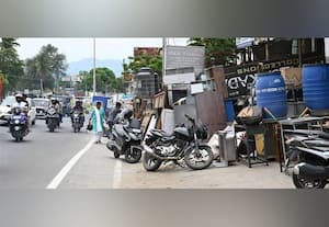 விட்டால் ரோட்டின் நடுவே கடை விரித்து விடுவார்கள் போலிருக்கிறது! குறிச்சி குளக்கரை ரோட்டில் விபத்து அபாயம்