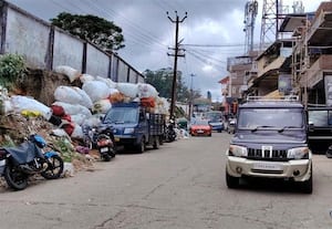  ரோட்டை ஆக்கிரமிக்கும் வாகனங்கள் அரசு பஸ்கள் இயக்குவதில் சிக்கல்
