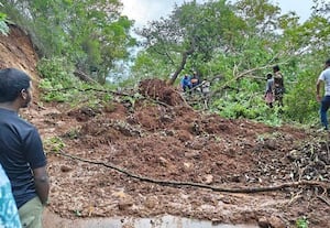 பலத்த மழைக்கு மண் சரிவு போக்குவரத்து பாதிப்பு