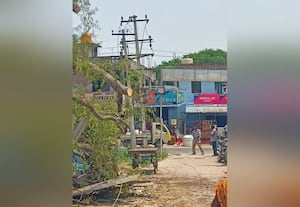  சூறைக்காற்றால் உடைந்த 148 மின்கம்பங்கள் சீரமைப்பு திருத்தணி மக்கள் நிம்மதி