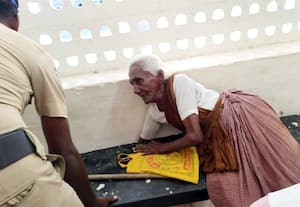  கல் இருக்கையில் கை சிக்கி தவித்த மூதாட்டி