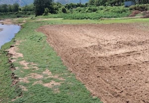 அகற்றப்படுமா - கால்வாயாக மாறிய முல்லைப் பெரியாற்றில் ஆக்கிரமிப்புகள்- பருவமழை துவங்குவதற்கு முன் அகற்ற நடவடிக்கை தேவை