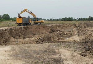  சித்துார் ஏரியில் தொடரும் மண் கொள்ளை தடுக்க கலெக்டரிடம் கிராம மக்கள் மனு