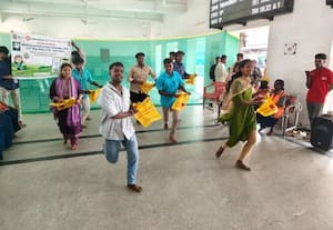  நெகிழி இல்லாத ரயில்வே ஸ்டேஷன் கல்லுாரி மாணவர்கள் விழிப்புணர்வு