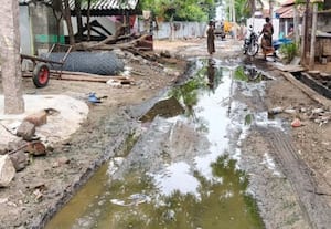  தெருக்களில் தேங்கும் கழிவுநீரால் தொற்று நோய் பரவும் அபாயம்