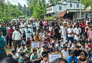  காட்டு யானை தாக்கி சிறுவன் பலி தமிழக - கேரளம் சாலையில் மறியல்