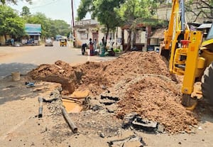  வளைவு ரோடுகளில் சீரமைப்பு பணி எச்சரிக்கை இன்றி விபத்து அபாயம்