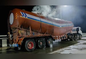  ஓடும்போது சிமெண்ட் லாரி தீப்பிடித்ததால் பரபரப்பு