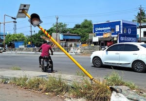  புகார் பெட்டி:  சாய்ந்து நிற்கும் சிக்னல் கம்பத்தால் விபத்து அபாயம்