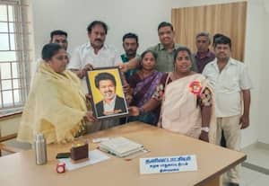  திண்டிவனம் தாசில்தாரிடம் முதல்வர் படம் வழங்கல்