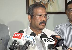 சிபிஎஸ்இ தேர்வு விவகாரம்: சிரமத்திற்கு பொறுப்பு ஏற்பதாக தர்மேந்திர பிரதான் பேட்டி