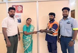  குப்பையில் கிடந்த போன் உரியவரிடம் ஒப்படைப்பு