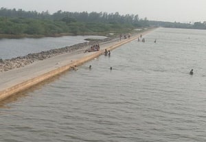 வாயலுார் தடுப்பணையில் ஆபத்தான குளியல்