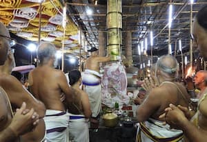  காஞ்சிபுரம் வரதராஜ பெருமாள் கோவிலில்    கொடியேற்றத்துடன் பிரம்மோத்சவம் தொடங்கியது.