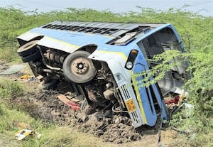  அரசு பஸ் கவிழ்ந்து 30 பேர் காயம்