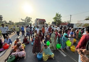 குடிநீர் வழங்கக் கோரி பொதுமக்கள் மறியல் செஞ்சி அருகே பரபரப்பு
