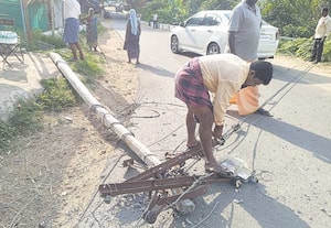 கொல்லிமலையில் லாரி மோதி 6 மின் கம்பங்கள் கடும் சேதம்