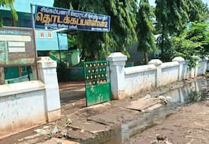  பள்ளி முன் ஓடும் கழிவு நீர் கண்டுகொள்ளாத பேரூராட்சி
