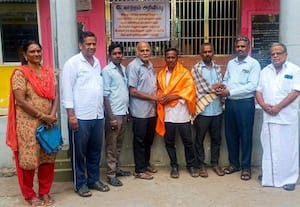  சாலையில் கிடந்த 5 சவரன் தங்க செயின் உரியவரிடம் ஒப்படைத்த இருவருக்கு பாராட்டு