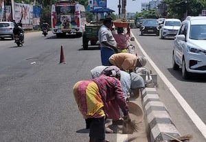  கடலுார் சாலையில் குவிந்திருந்த மண் அகற்றம்
