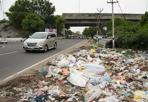  நெடுஞ்சாலையில் குப்பைகள் அதிகாரிகள் கவனிப்பார்களா?