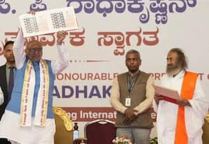 சமூகத்தை மேம்படுத்துவதில் ஆன்மிகத்திற்கு பங்கு: வாழும் கலை மையத்திற்கு துணை ஜனாதிபதி பாராட்டு