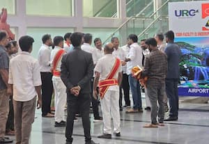 ஆட்சி மாறியும் காட்சி மாறவில்லை; அமைச்சர் வன்னி அரசுவை வரவேற்க விமான நிலையத்தில் புகுந்த அதிகாரிகள் கூட்டம்