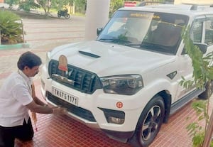  அரசு வாகனத்தை கட்டிப்பிடித்து அழுத மாஜி ராணுவ வீரர்