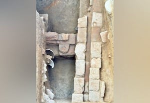 கீழடியில் சுடுமண் தட்டு வடிகால் கண்டெடுப்பு