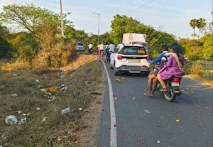  கூடலுார் ஏரிக்கரை சாலையில் 'கரணம் தப்பினால் மரணம்'